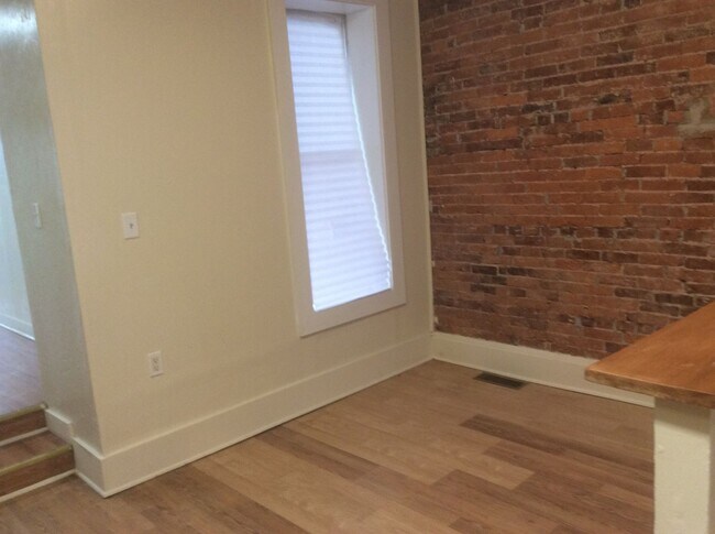 Foto del edificio - Renovated and Spacious 4 Bedroom 1.5 Bath ...