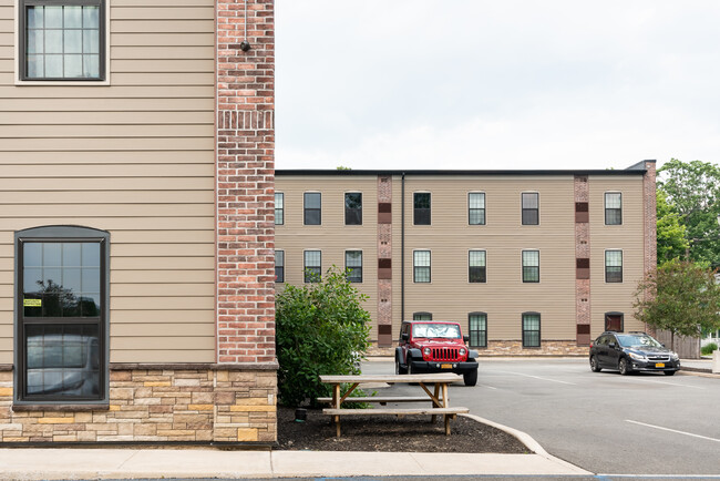 Foto del edificio - Beacon Falls - Lofts at 50 Leonard