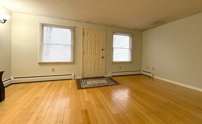 Foto del edificio - Spacious 3 Bedroom, 2 Bath Townhouse with In-Unit Laundry in Lowell, MA
