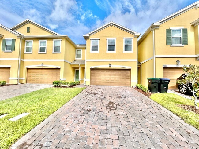 Building Photo - Upscale 3Beds/2.5Baths Townhouse living in...