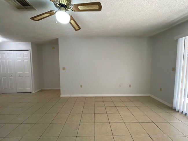 Building Photo - Excellent Deal!