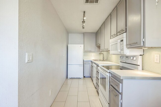 Foto del edificio - 701 N Los Felices Rd