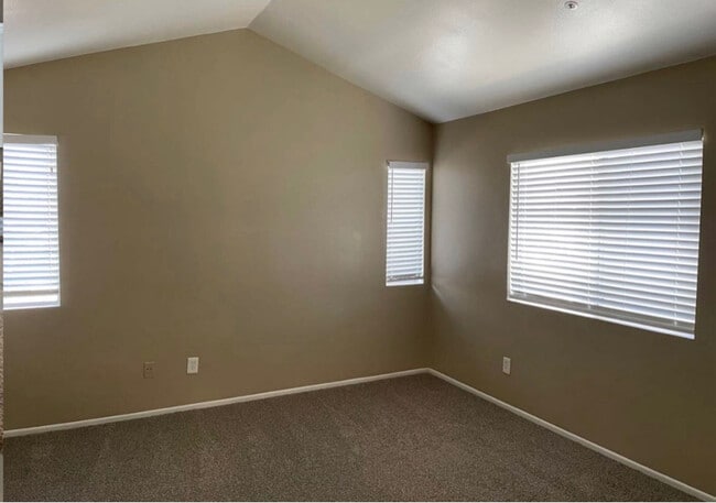 Building Photo - 30133 Loretta Ave