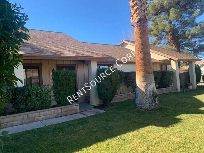Building Photo - 3 Bedroom Pool Home for Rent in Palmdale