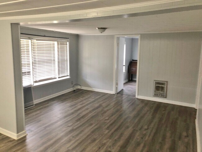 Building Photo - 2 Bedroom 1 bath