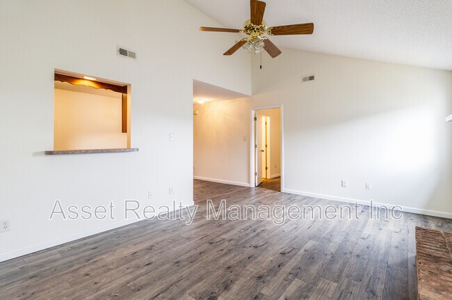Foto del edificio - 385 Hawthorne Oaks Way