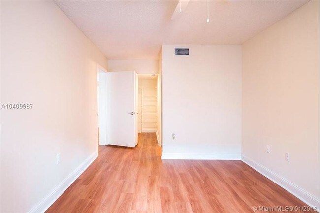 Foto del edificio - 3605 NE 207th St