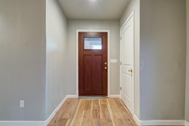 Building Photo - 401 Debra Ct