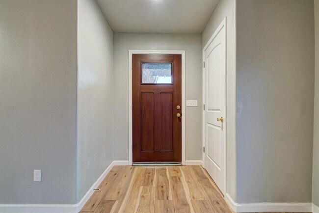 Foto del edificio - 401 Debra Ct