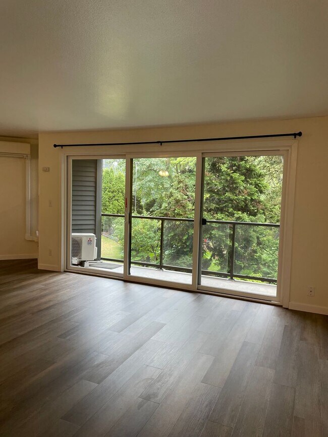 Building Photo - Newly Remodeled 1 bed/1 bath Condo w/ AC &...