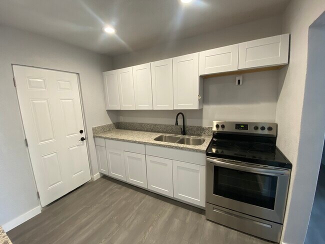 Foto del edificio - 1621 Thelma Ln