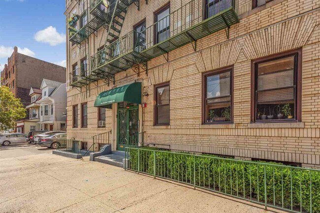 Foto principal - 121 Garrison Ave