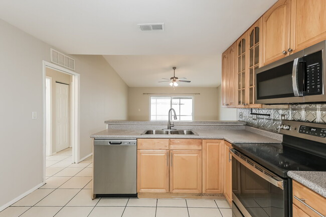 Building Photo - 908 Pine Ridge Cir E