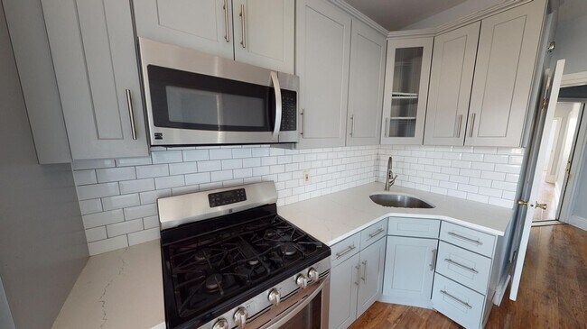 Building Photo - Beautifully renovated Bushwick apartment b...