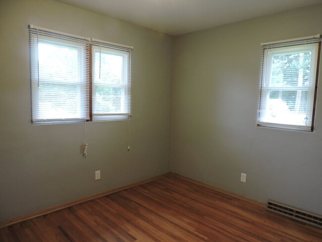 Building Photo - 3 bedroom, 1 1/2 bath house