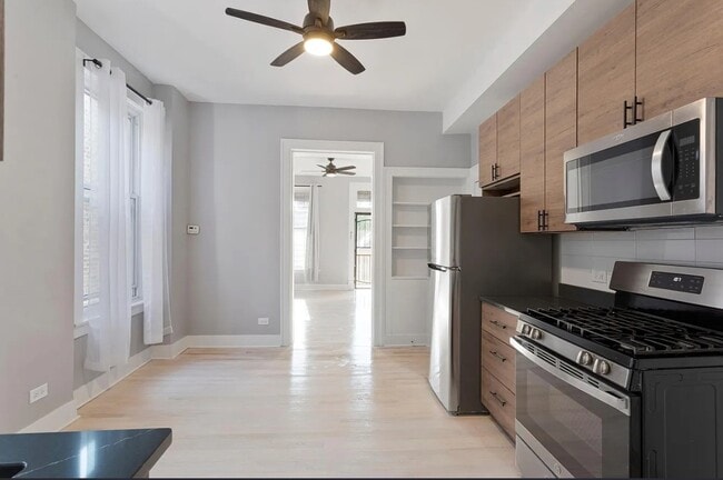 Photo - Modern 2 Bed 1 Bath in the Lakeview area Apartment