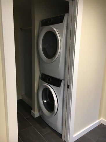 Washer/Dryer Frontloading - 835 High St