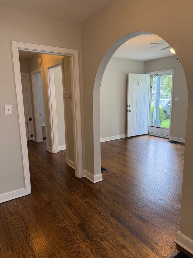 Building Photo - Adorable Cottage in East Nashville- Minutes to Coffee & Restaurants