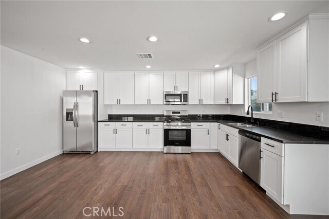 Foto del edificio - 7445 Balcom Ave