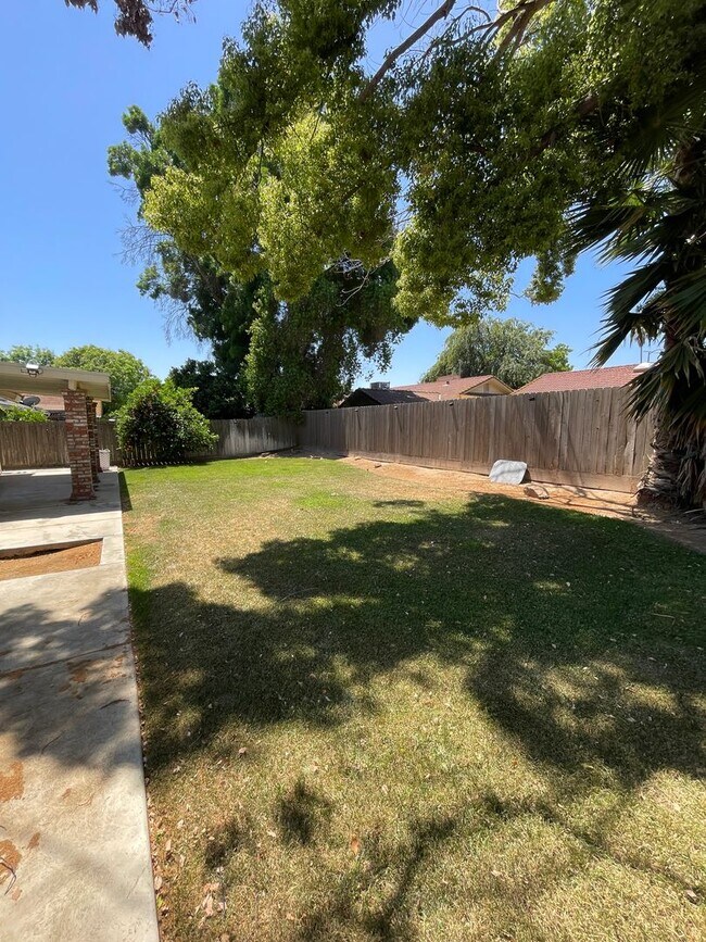 Building Photo - 3 Bedroom / 2 Bathroom for Rent $2,500