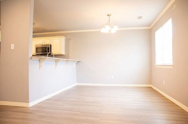 Foto del edificio - FREE 55" TV or 28" BLACKSTONE WITH SIGNED LEASE!! 4B/4.5B - AUG 8 MOVE-IN!