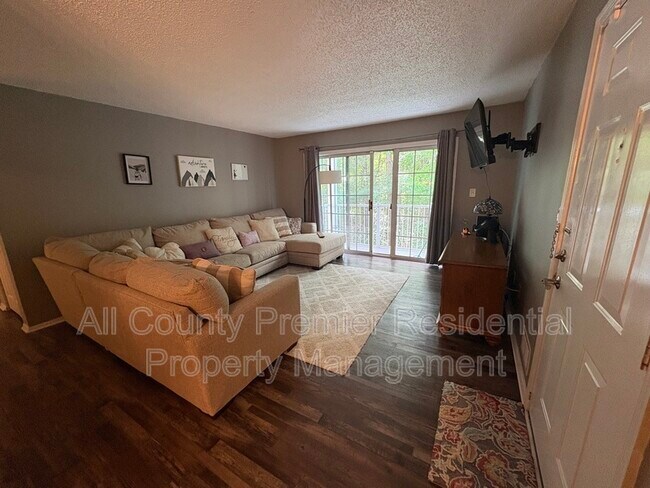 Foto del edificio - 60 Versailles Ct