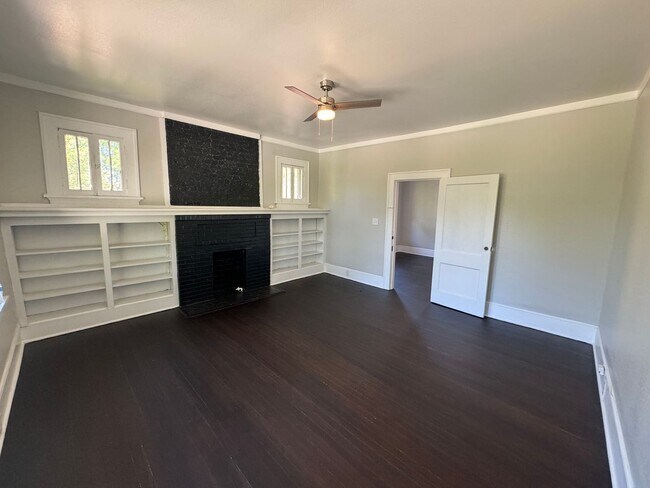 Building Photo - Remodeled Highland Apartment