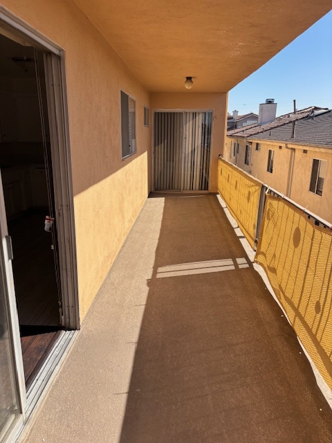 Large balcony - 15903 Halldale Ave