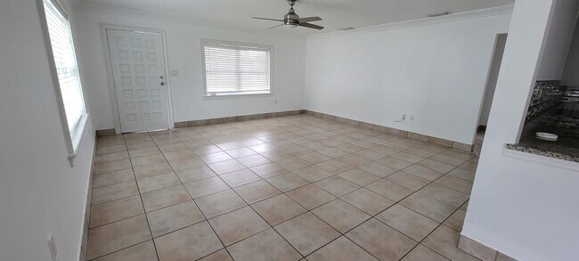 Foto del edificio - 7018 N Grady Ave