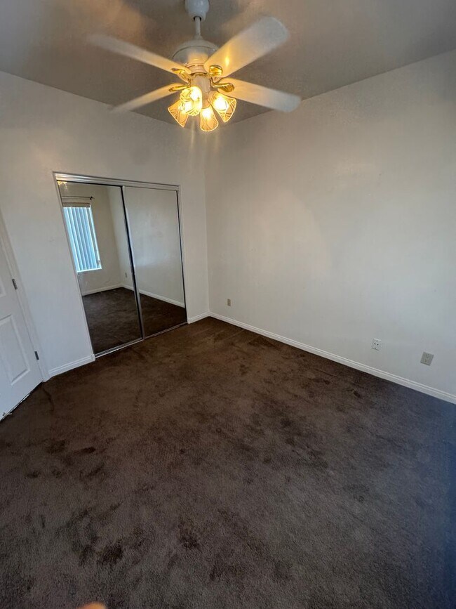 Foto del edificio - 3-bedroom 2-bathroom home with a two car g...