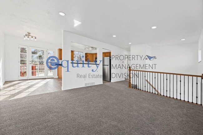 Building Photo - Renovated Sandy Home