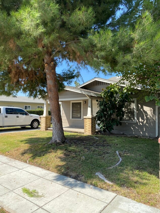 Charming little house - 831 N Zeyn St