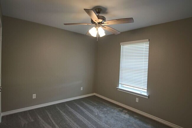 Building Photo - Tour Today! 2 Bedroom 2 Bath Townhome! Whitehouse ISD!