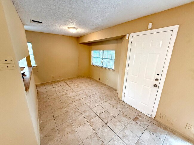 Building Photo - **APPLICATION RECEIVED** Available Now! Spacious 3 Bedroom / 2 Bath Home Near Randolph AFB!