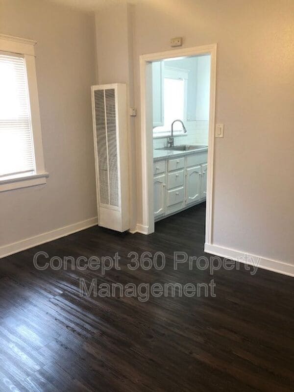 Building Photo - 2474 LINDEN AVE