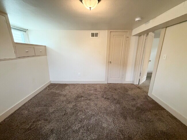 Foto del edificio - Charming 1-Bedroom Apartment Near Downtown | Utilities Included