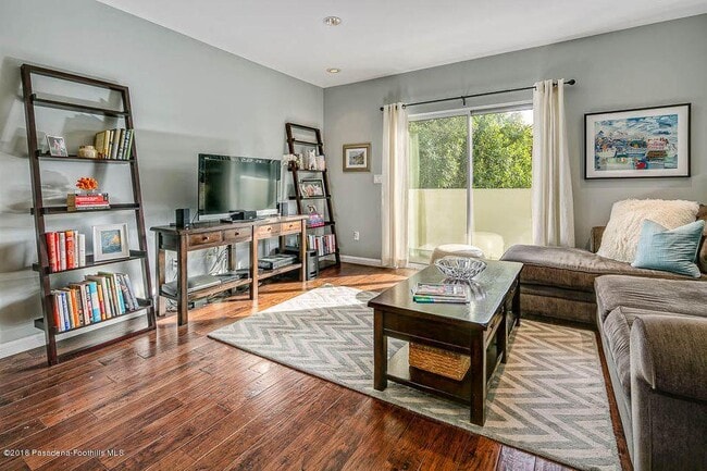 Building Photo - 159 W Green St