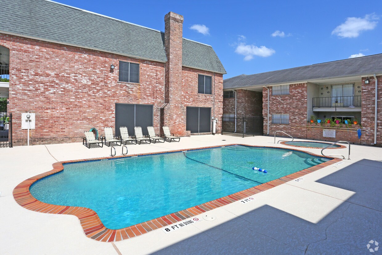 Belmont Place/La Fontaine Apartments in Houston, TX