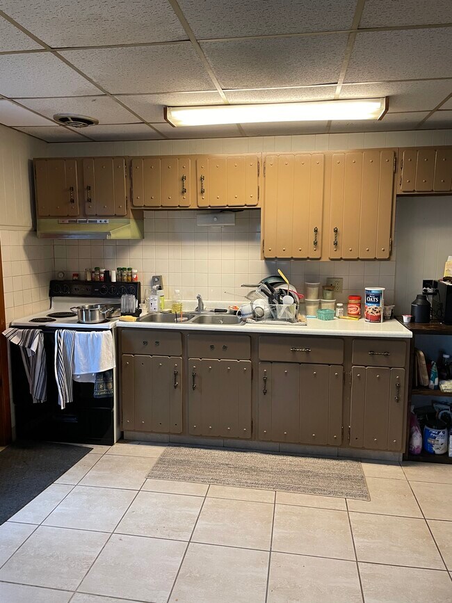 Building Photo - 111 E Cherry Ln