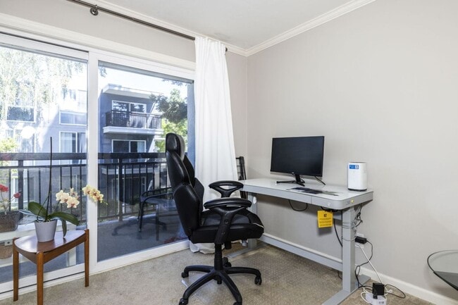 Foto del edificio - Conveniently Located, Furnished 1 Bed, 1 Bath Condo w/ Updated Kitchen & Bathroom