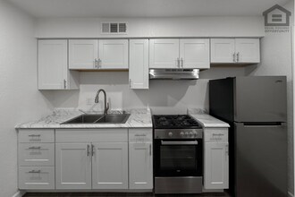 Building Photo - 1325 N 48th St