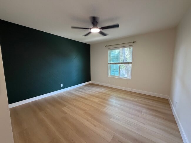 Building Photo - 170 Streamwood