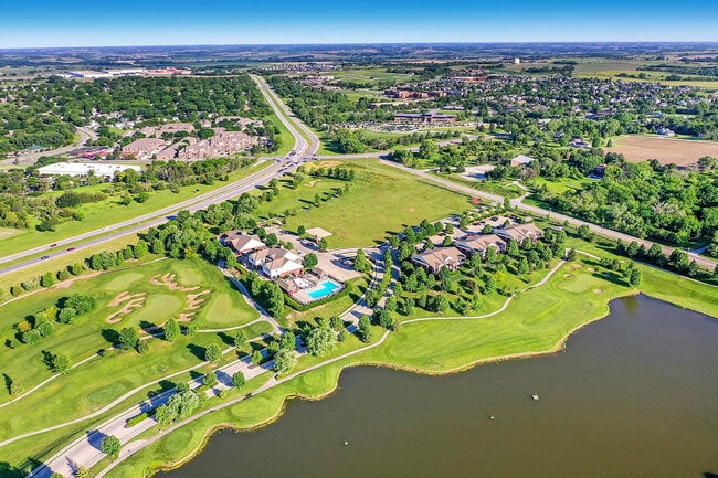 Bienvenido a la serena vida junto al lago, donde la naturaleza se combina con la comodidad moderna. - Fairways at Lincoln