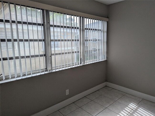 Building Photo - 10224 Twin Lakes Dr