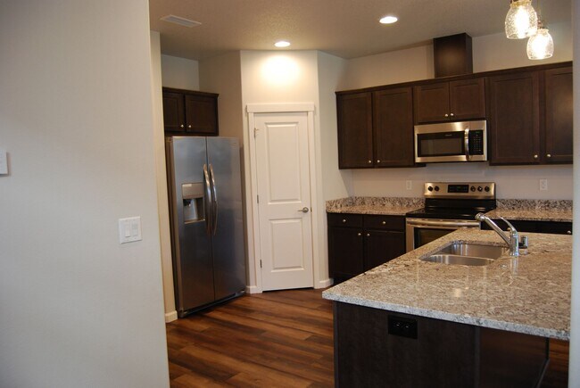 Building Photo - Great Suburban 3 Bed 2.5 Bath Home in Minn...