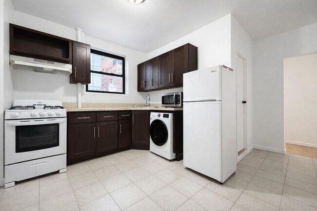 Building Photo - 401 E 68th St