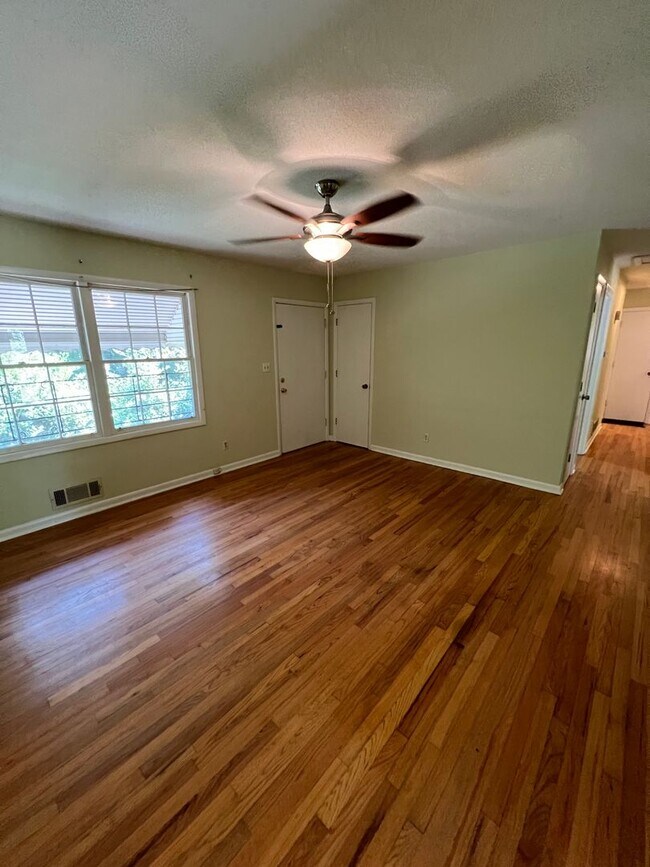 Building Photo - Cute 3 bedroom Brick Ranch Near Downtown a...