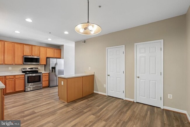 Building Photo - 7721 Valley Oak Dr
