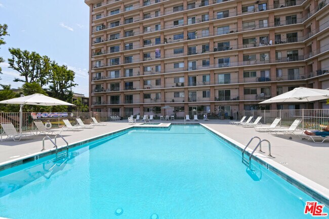 Foto del edificio - 100 S Doheny Dr