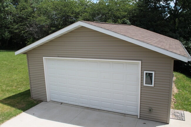Foto del edificio - Avail May 1st. SW Rochester 3 bedroom 2 bath home, giant 2 car garage